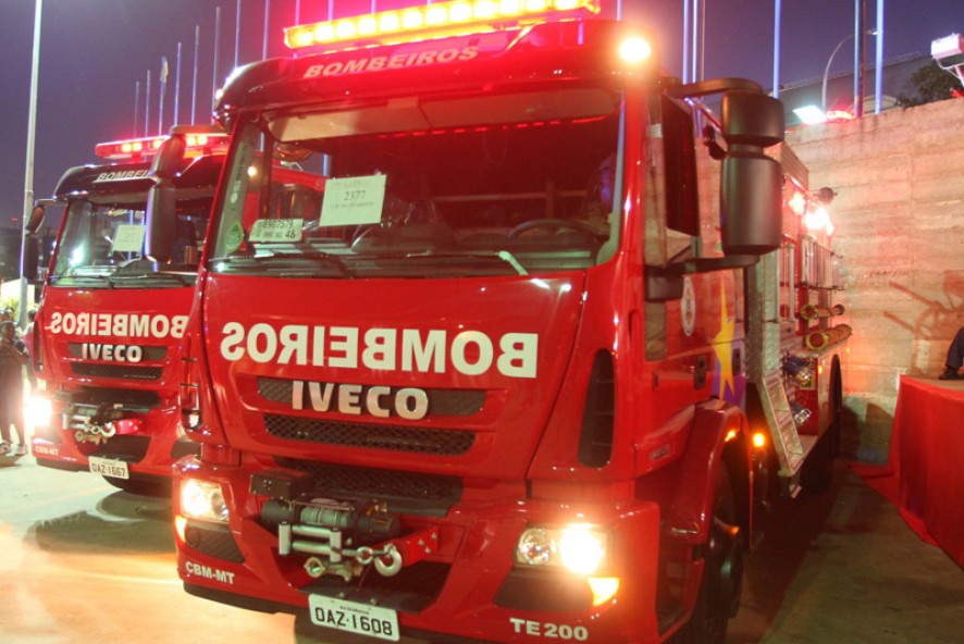 Equipes do Corpo de Bombeiros estiveram no local e retiraram os corpos das farragens