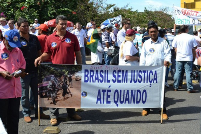 Pessoas que foram despejadas de suas casas protestam em ato público (Ascom/Famato)