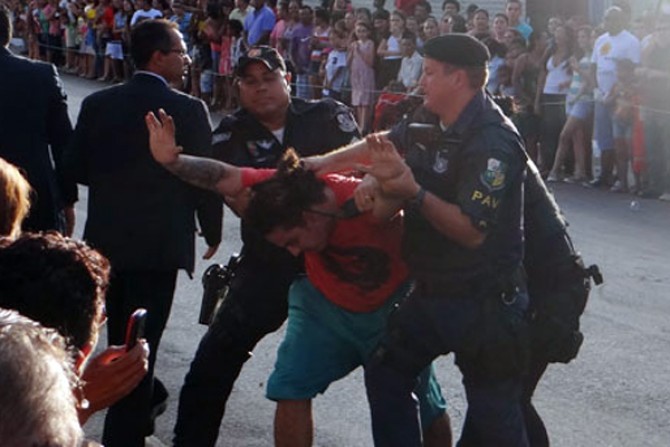 Um dos manifestantes é contido por policiais, durante protesto (Foto: Tarso Nunes/Rd News)