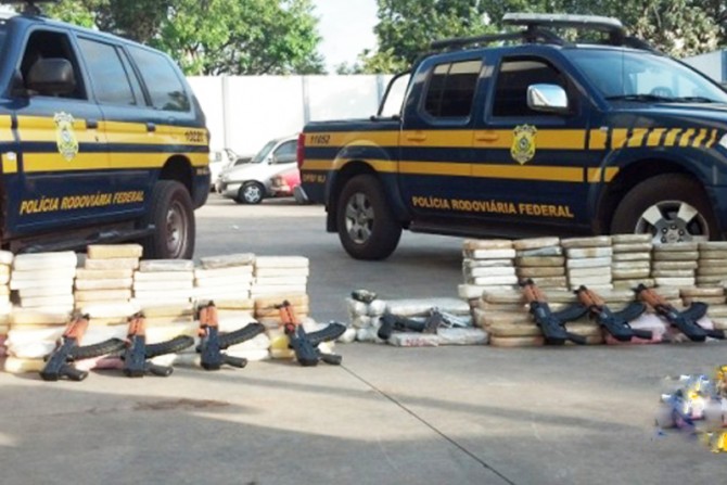 O armamento pesado e a droga foram apreendidos pela PRF, na cidade de Corumbá (MS) (Campo Grande News)