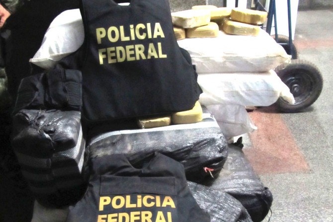 A droga apreendida estava em uma aeronave, numa pista de pouso clandestina, em Poconé