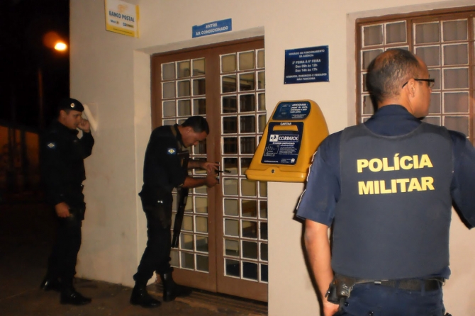Ladrões assaltam agência dos Correios que fica em frente a destacamento da PM
