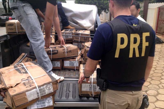 PRF: policiais descarregam carne que estava sendo transportada em caminhonete