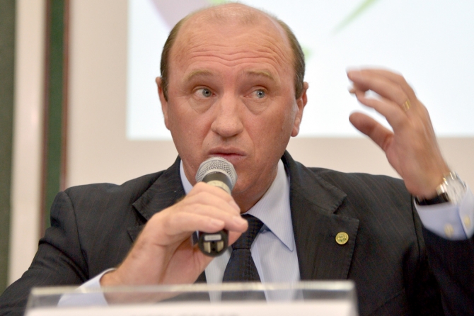 "Fui indicado hoje pela presidente para assumir o ministério. Tenho uma ligação com o Congresso, mas não é indicação da bancada. Tive todo apoio das entidades do setor rural, principalmente da Frente Parlamentar da Agropecuária", disse Geller