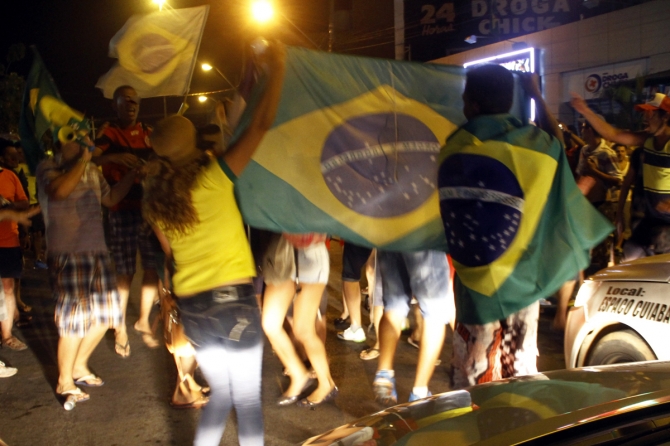 Comemoração na Praça 8 de Abril quase termina em tragédia, no primeiro jogo da Copa