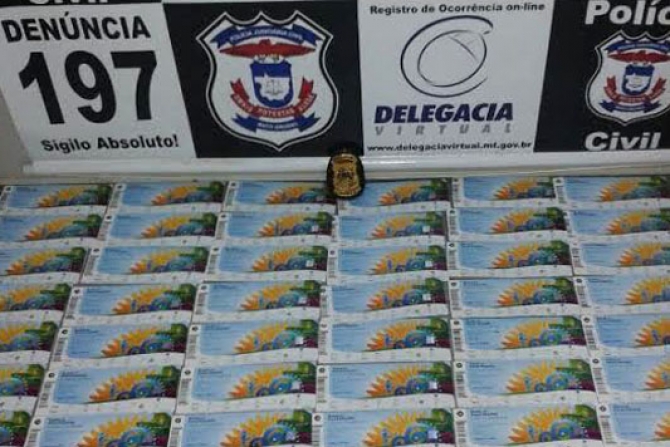 Os ingressos foram apreendidos e levados para a Delegacia de Turistas