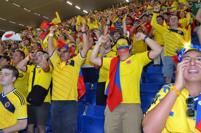Torcedores colombianos fizeram a festa no último jogo da Copa na Arena Pantanal