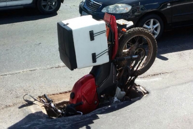 Frente da moto foi "engolida" por buraco: falta de manutenção