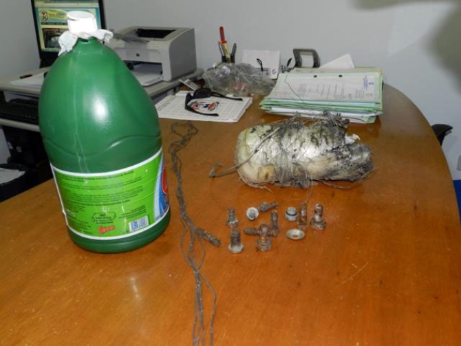 Bomba caseira estava ao lado de uma garrafa com gasolina