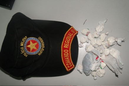 Na "boca de fumo" a polcia apreendeu  trouxinhas de pasta base de cocana