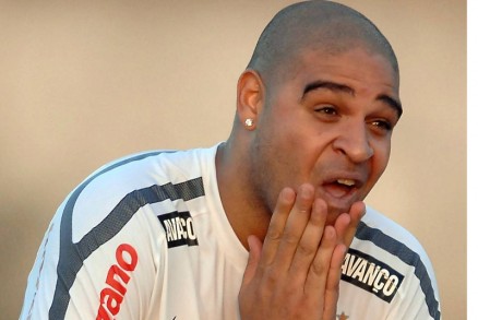 Adriano tem uma nova chance no time titular
