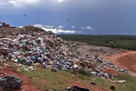 Aterro sanitrio recebe em mdia 500 toneladas de lixo por dia; prefeitura busca alternativa