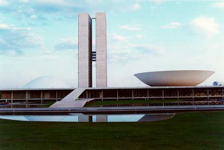 O Senado comea a semana com a pauta de votaes trancada por trs medidas provisrias (MPs)