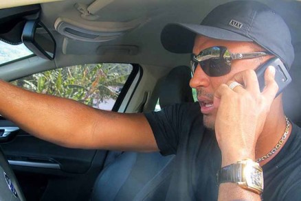 Deivid fala ao telefone com a presidente Patricia Amorim