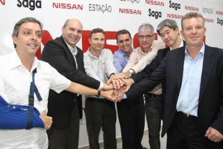 Os representantes da Nissan do Brasil durante a inaugurao da loja