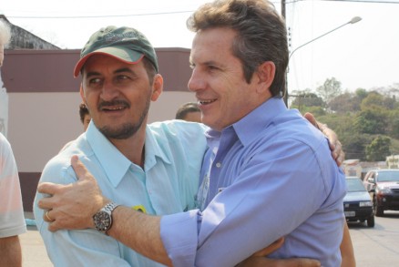 Mauro Mendes cumprimenta eleitor: contas reprovadas pelo TRE pode impedeir nova candidatura
