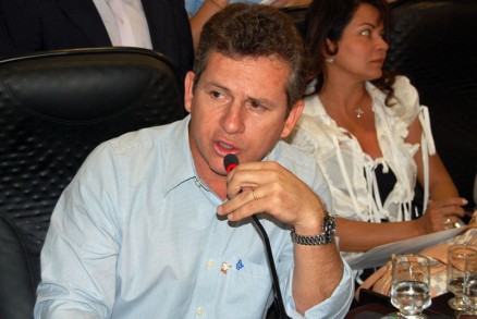 Mauro Mendes ter que resolver um problema: ofereceu a vice ao PR e ao PMDB
