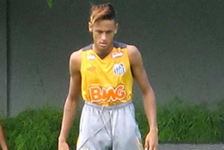 Camisa 11 faz de tudo no treino: apresenta novo visual, imita craque do Real Madrid, brinca de goleiro, fala com crianas e encontra os 'paras'