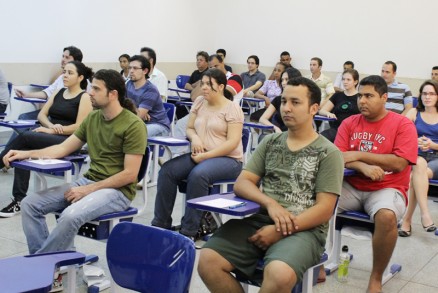 Jornada de trabalho prevista no edital  de 40 horas semanais; salrios chegam a R$ 3,2 mil