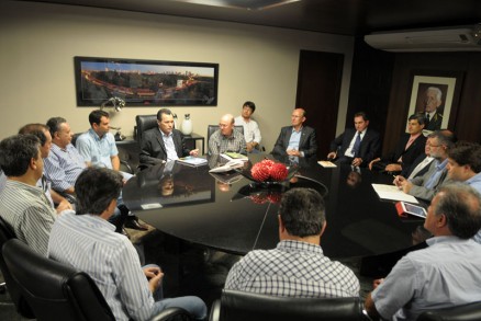 O governador Silval Barbosa, o deputado Riva e representantes da indstria se reuniram no Paiagus