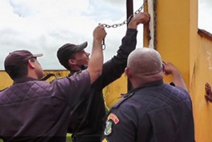 Policiais abrem cadeados colocados por alunos