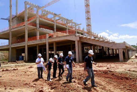 Equipe tcnica da Fifa e do COL visita obras da Arena Pantanal, em Cuiab