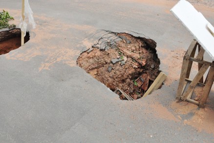 Buracos na Avenida Tamoios chegam a ter mais de um metro de profundidade