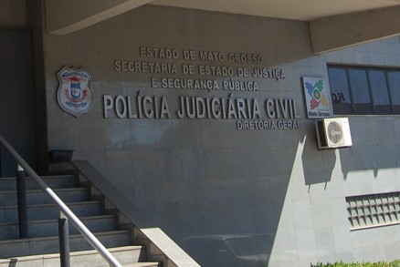Delegado Ferreira (detalhe) teria "mquina de choque" no gabinete, segundo denncia de presos, em Jaciara