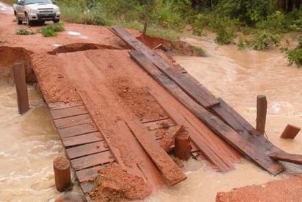 Ponte despencou aps forte chuva na regio e deixou famlias isoladas
