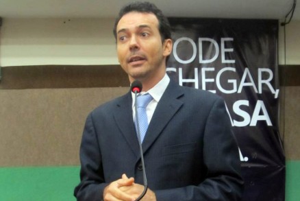Ldio Cabral e Carlos Abicalil (detalhe) fumaram o cachimbo da paz e selaram acordo visando s eleies de 2012