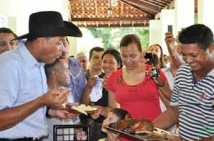 O chefe da Igreja Mundial, Valdemiro Santiago, come churrasco ao lado da mulher Francilia, em Leverger