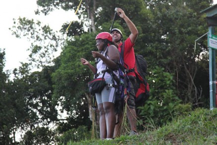 A jovem momentos antes de pular de parapente