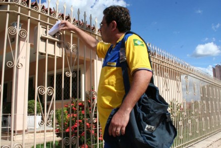 Os carteiros tiveram suas mochilas, que carregam tales de cheque, cartes bancrios, documentos, levadas pelos bandidos