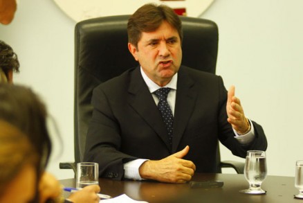 Secretrio de Administrao, Csar Zlio: contrato emergencial para o MT Sade