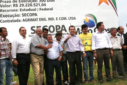 Governador Silval Barbosa e secretrio Eder Moraes comemoraram lanamento da 14 obra da Copa 2014