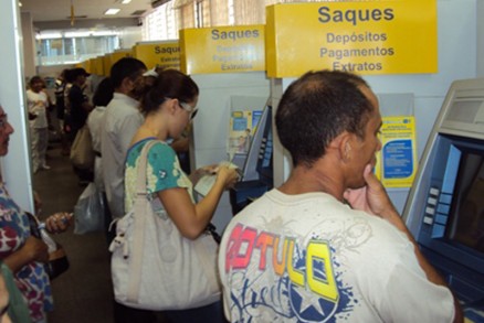 Os bancos funcionam normalmente hoje; no ferido, os caixas sero opes para os clientes