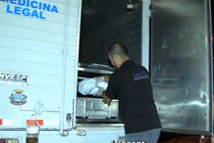 Perito da Politec leva corpo de beb para o IML; me  investigada pela Polcia Civil