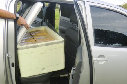 No total, 396 kg de pasta-base de cocana foram apreendidos; droga estava escondida em isopores, dentro de uma caminhonete