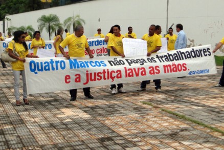 Ex-funcionrios durante protesto em Cuiab por pagamento de indenizaes: leilo