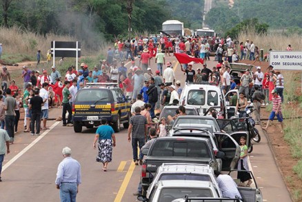 Protesto do MST interrompe o trfego numa das principais rodovias de escoamento de MT