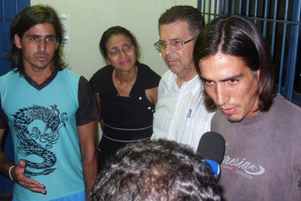 Os irmos Lujan e seus advogados: denncia de agresso por parte de militares, em Cuiab