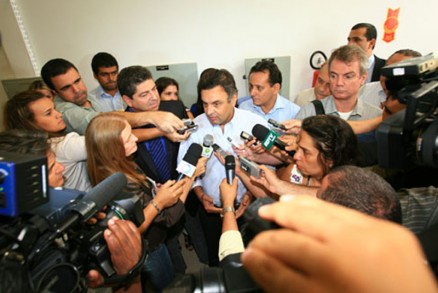 O presidencivel Acio Neves diz que o PSDB aposta no nome de Maluf, na disputa em Cuiab