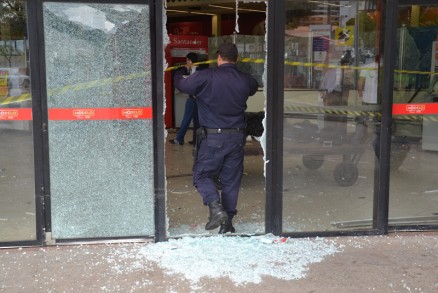 Uma quadrilha invadiu o mercado na madrugada desta segunda; local j foi alvo