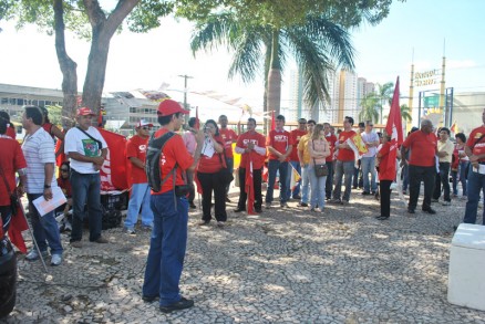 Manifesto reuniu cerca de 250 pessoas na Praa Ulisses Guimares
