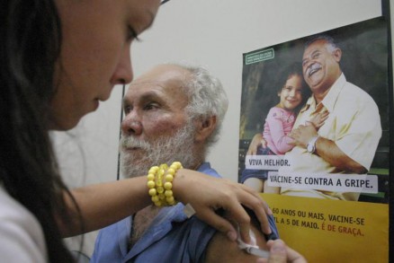 Fazem parte do grupo prioritrio idosos com mais de 60 de idade podem se vacinar nos postos de sade