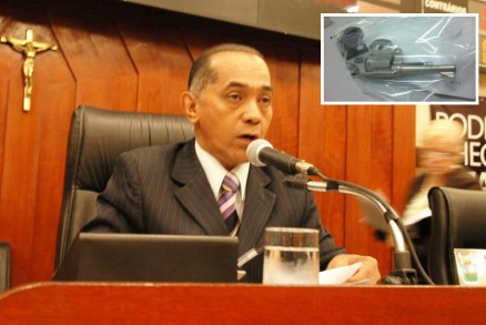 O vereador Arnaldo Penha, que reagiu a assalto; no detalhe, o revlver, que foi apreendido pela PM