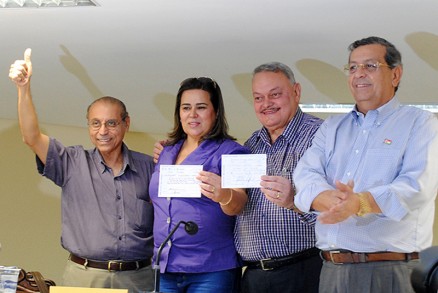 O casal Roberto e Iraci Fran�a, e os irm�os Jayme e J�lio Campos: cl�s no DEM