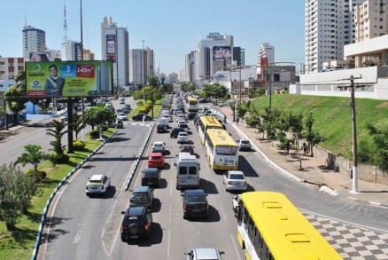 Por volta de 12h30, desta quarta, a Avenida do CPA estava congestionada, no sentido Palcio Paiagus