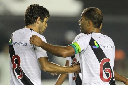 Juninho e Felipe juntos podem deixar meio mais fraco defensivamente 