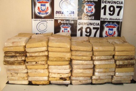 A droga estava camuflada na carroceria de um caminho boiadeira, em Mirassol D'Oeste